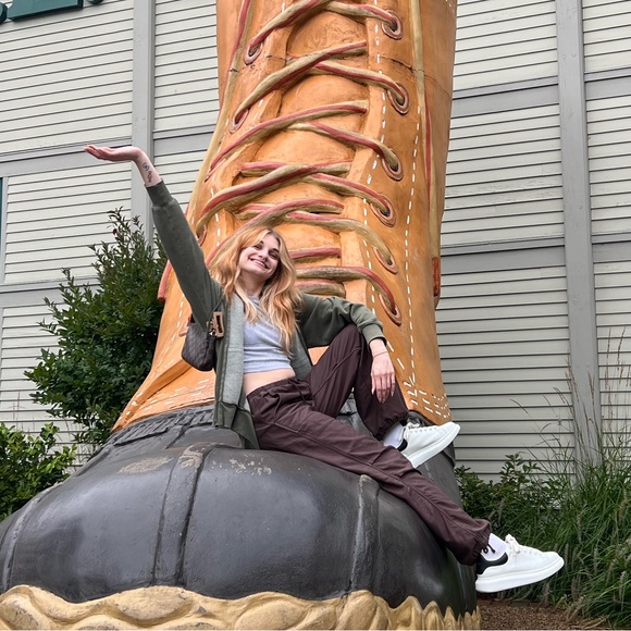 Meet your Posher, Monica - Picture 1 of 1